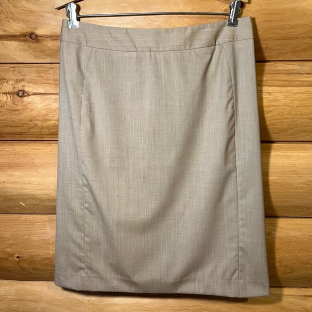 Banana Republic pencil skirt. Creamy toffee‎ color. Size 6